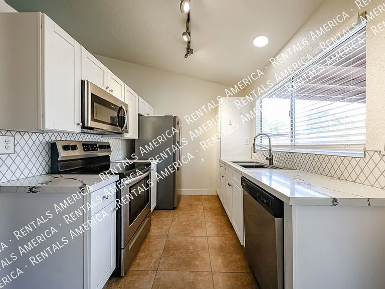 2842 E Irwin Ave — Photo 10