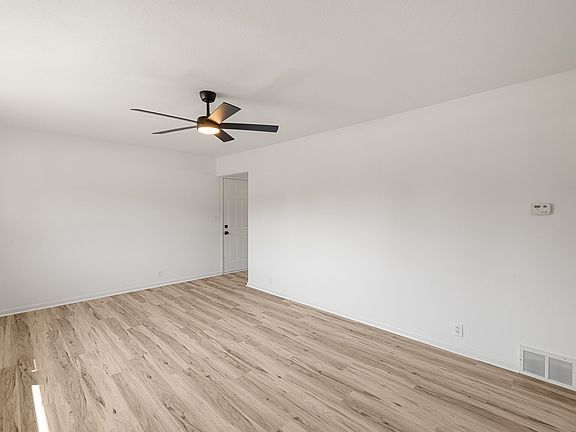 3rd image of 612 Dallas St