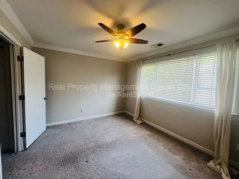 1224 Green Oaks Ln #B — Photo 6