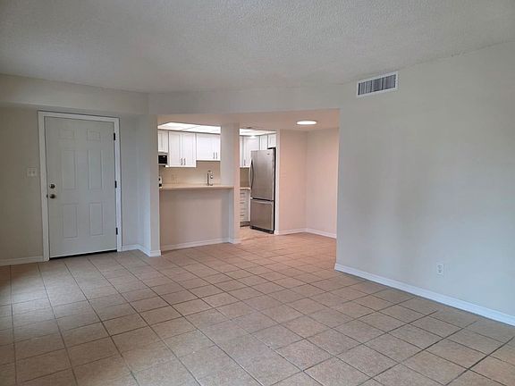 3rd image of 3120 Beach Blvd S APT 5