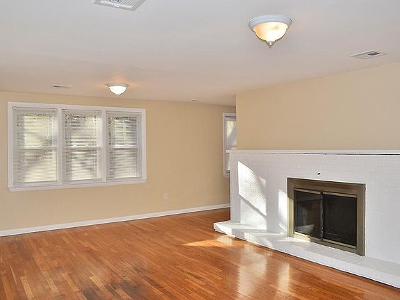 4th image of 305 Shady Hill Dr