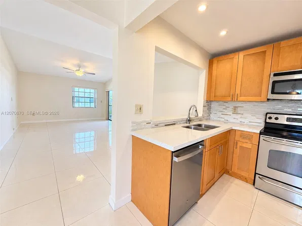 454 NE 210th Circle Ter APT 202-7B, Miami, FL 33179