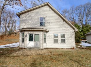 7373 Valley Dr, Brighton, MI 48116