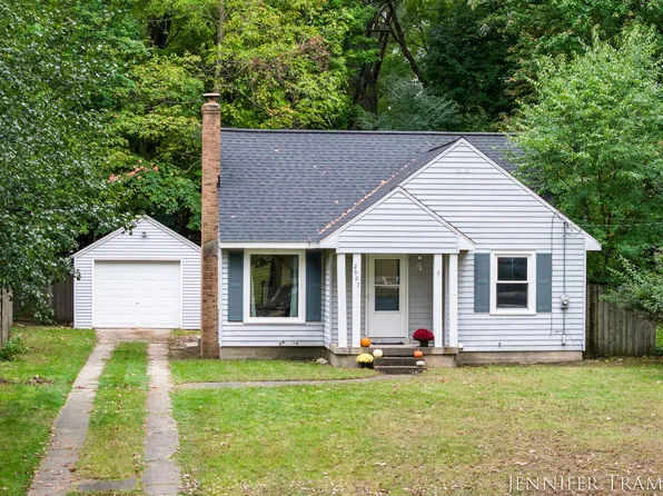 2907 Rosewood Ave SE, Grand Rapids, MI 49508