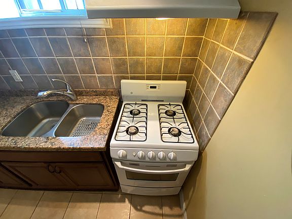 5th image of 22 Rusholme Park Cres