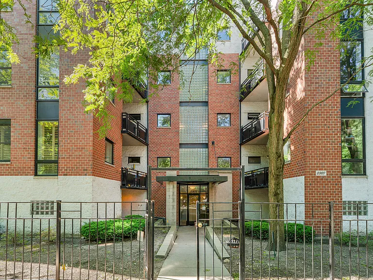2307 W Wolfram St #312 — Photo 2