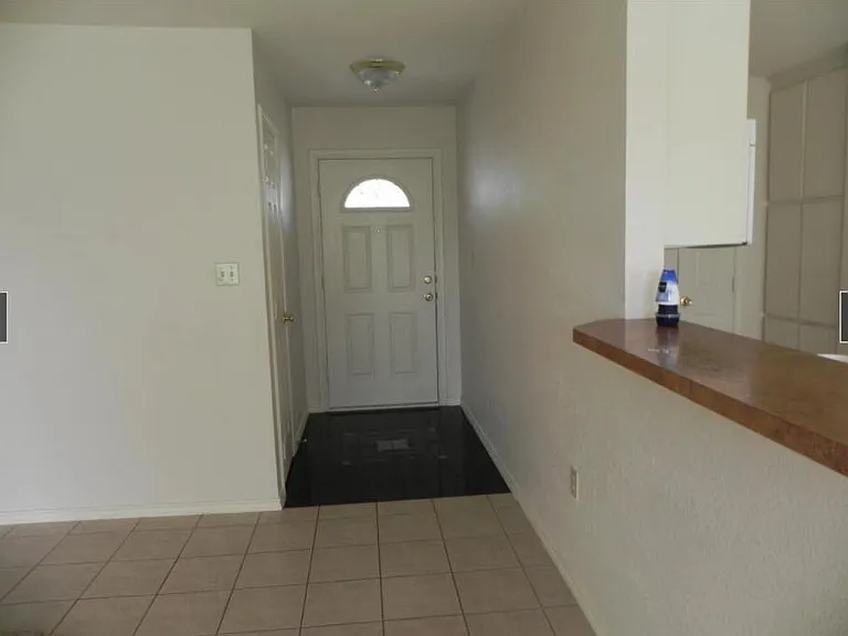 2907 NW 20th St — Photo 2