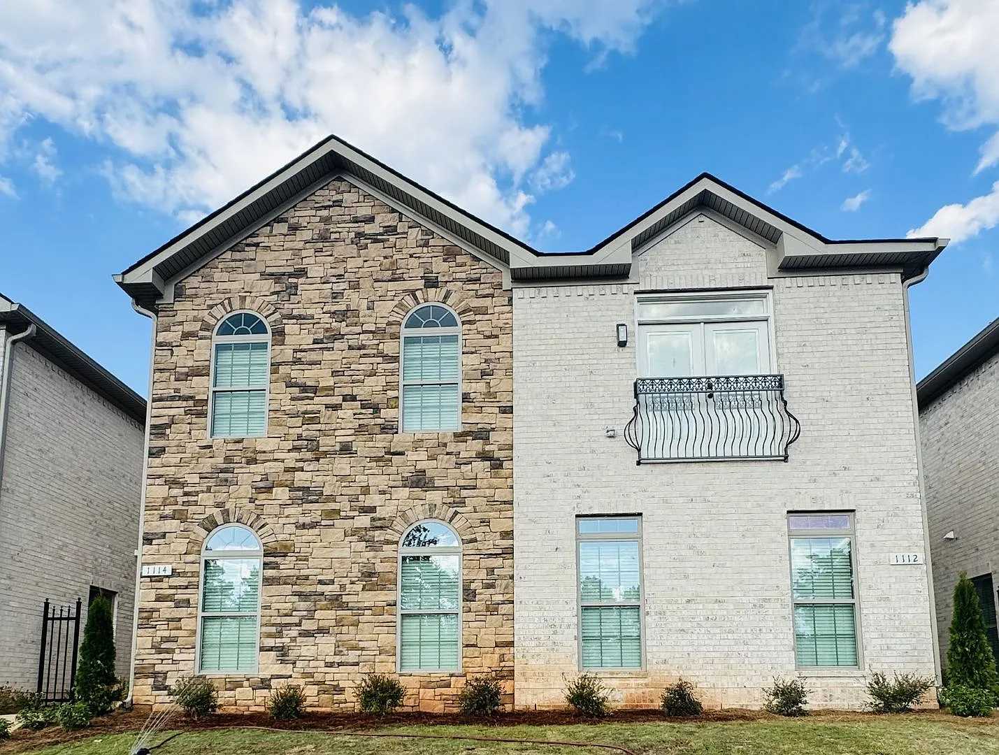 Modern 3 Bed / 3.5 Bath Townhome with Garage Prime Location Near Dining, Shopping & Entertainment! — Photo 2