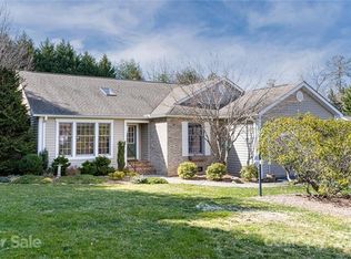 25 Old Applewood Ln, Hendersonville, NC 28739