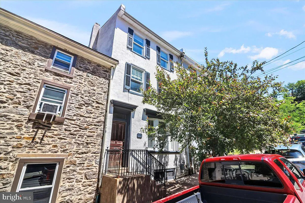 3 bed, 2.5 bath, 2199 sqft, $3,000 — Photo 1