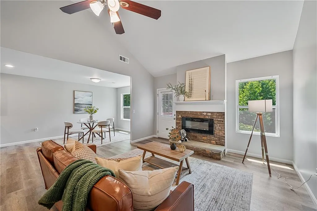 3 bed, 2.0 bath, 1584 sqft, $2,000 — Photo 4