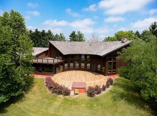 9110 Valley Rd, Oconomowoc, WI 53066