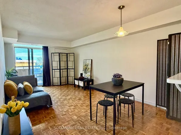 555 Wilson Heights Blvd #402, Toronto, ON M3H 6B5