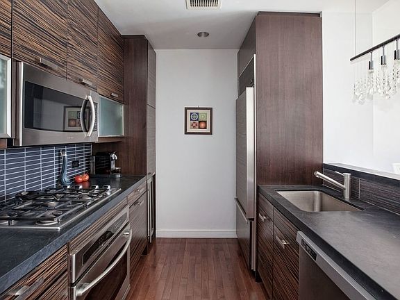 3rd image of 101 W 24th St #S11c