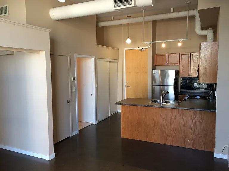 404 King St W — Photo 1