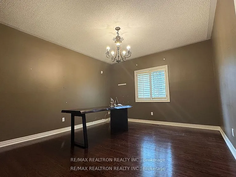 21 Goldring Cres — Photo 9
