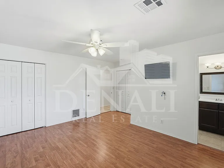 10747 W Hope Dr — Photo 15