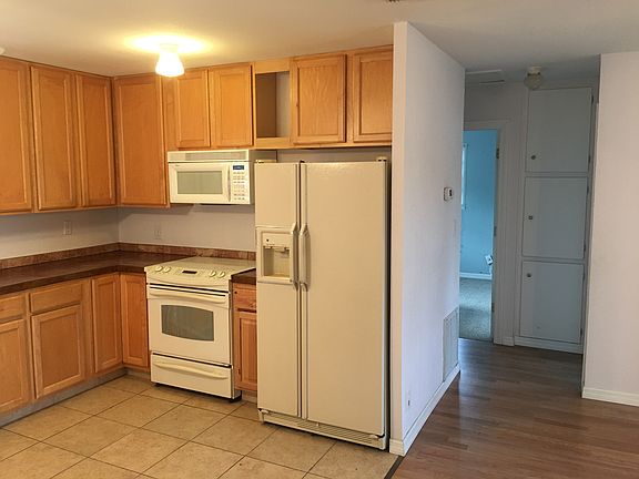 4th image of 1528 Delaware Ave NE