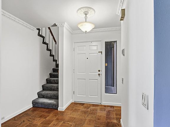 3rd image of 1061 Commons Dr