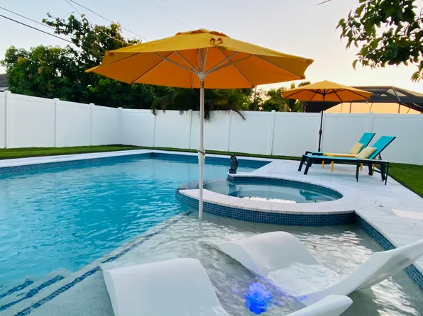 564 107th Ave N, Naples, FL 34108