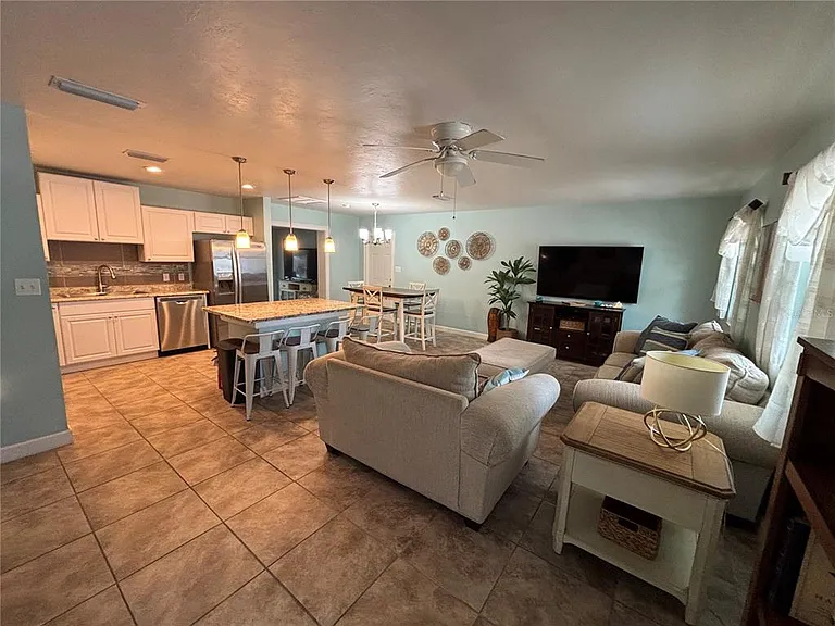 1008 Estremadura Dr — Photo 12