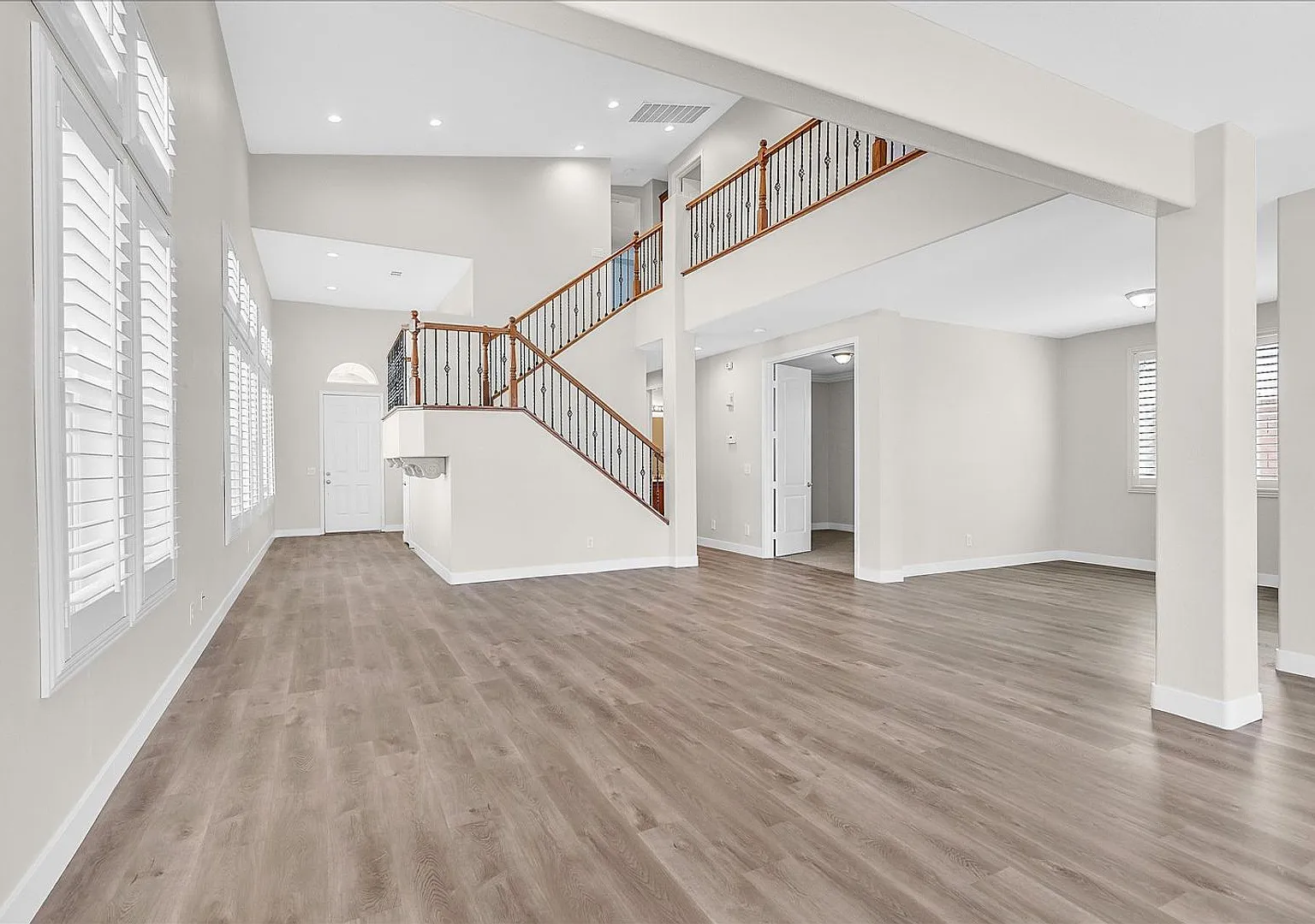 Spacious 2 story, 4 bedroom + office home in MacDonald Ranch. — Photo 2