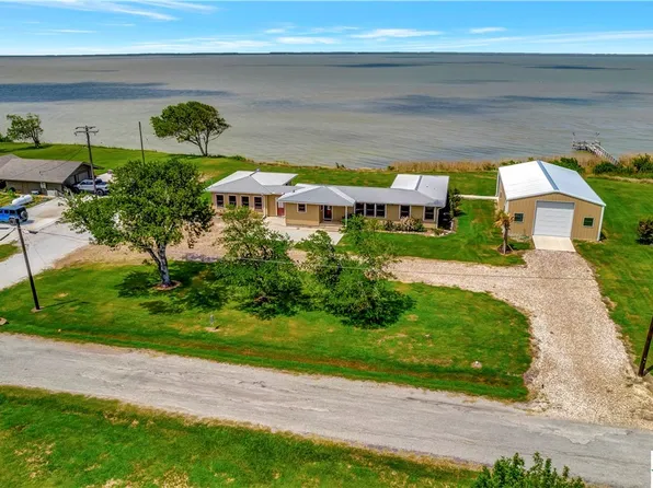 405 Bay St, Austwell, TX 77950