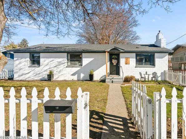 215 S 3rd St, Selah, WA 98942