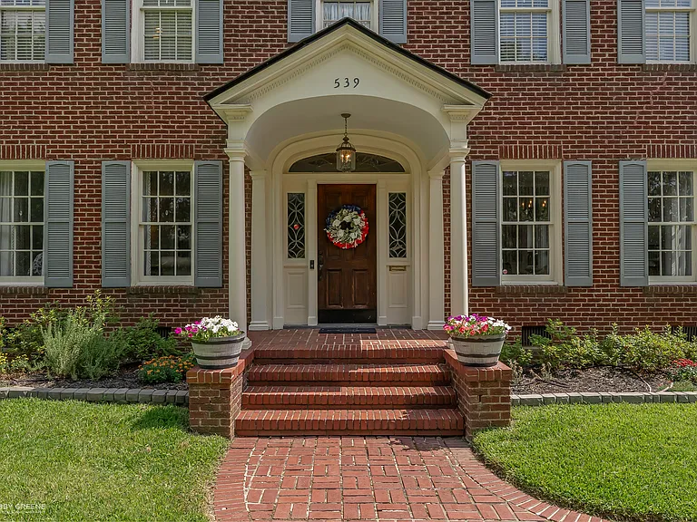539 Atkins Ave — Photo 2