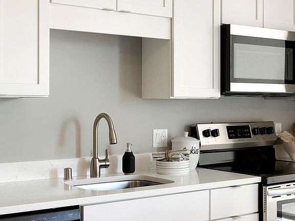5th image of 821 6th Ave SE #407