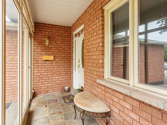 5th image of 303 Hickory Cir