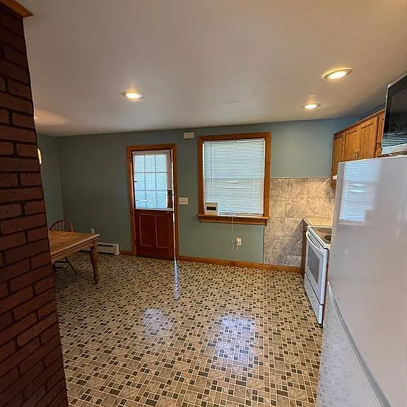17 New Hampshire Dr — Photo 2