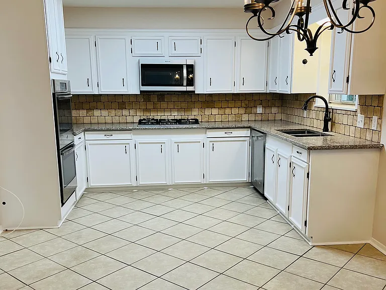 Kitchen & breakfast area