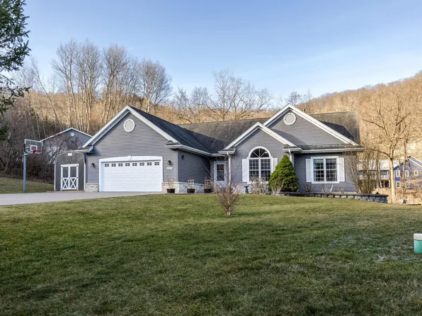 47336 Queens Cove Cir, La Crescent, MN 55947