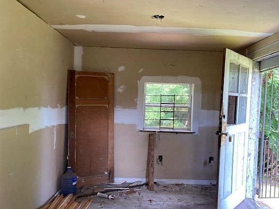 5th image of 5909 Burgundy St