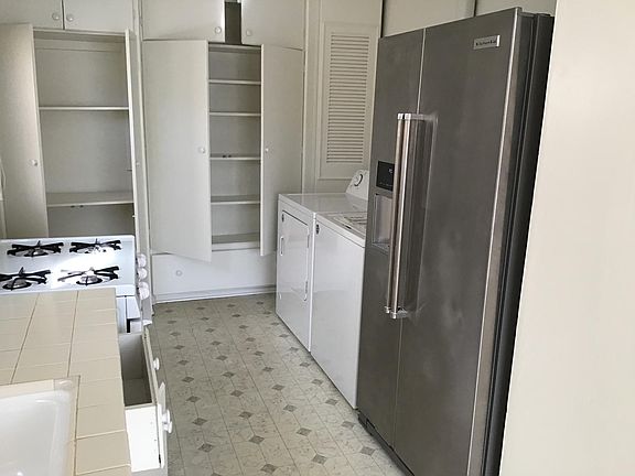 3rd image of 933 18th St #B