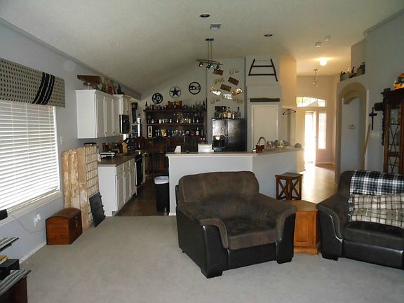 4th image of 1009 Swan Cir
