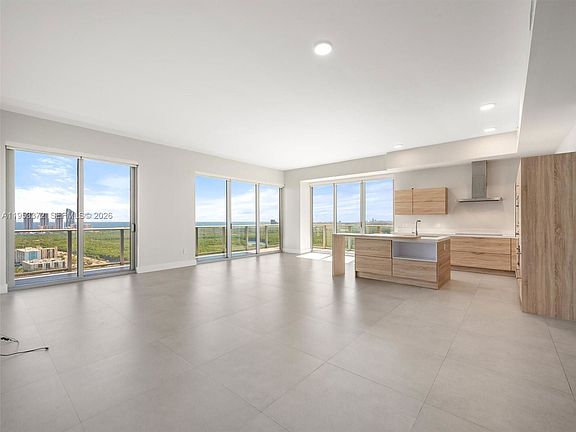 4th image of 16385 Biscayne Blvd #Penthouse 8