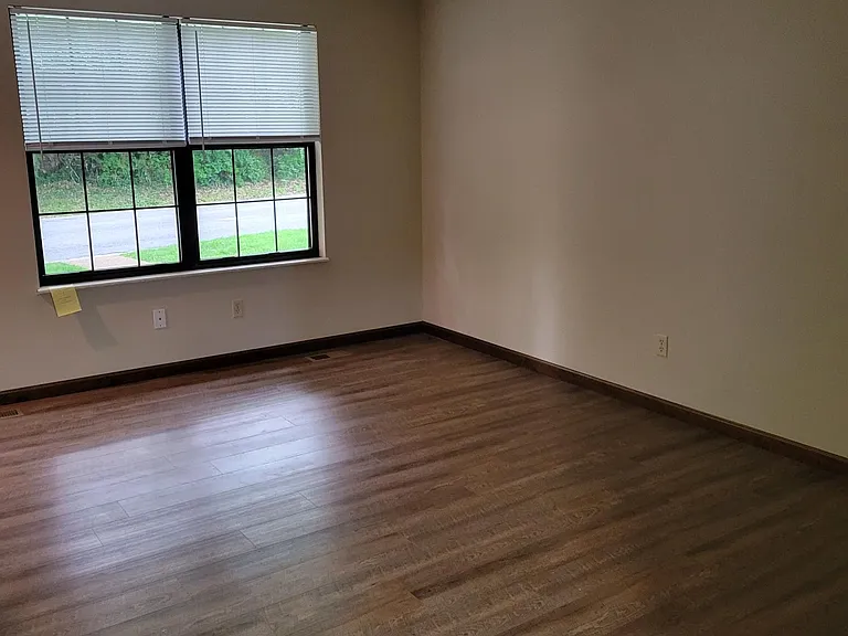 32 Manor Dr #32 — Photo 3