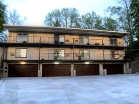 536 Cedar St NE