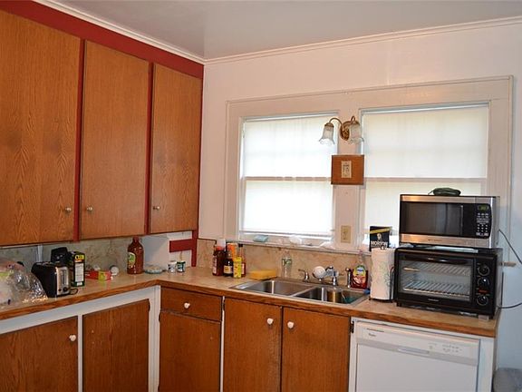 4th image of 124 Oakley Dr E