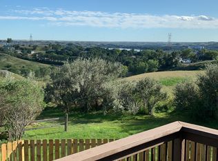 100 River Rim Dr, Pierre, SD 57501