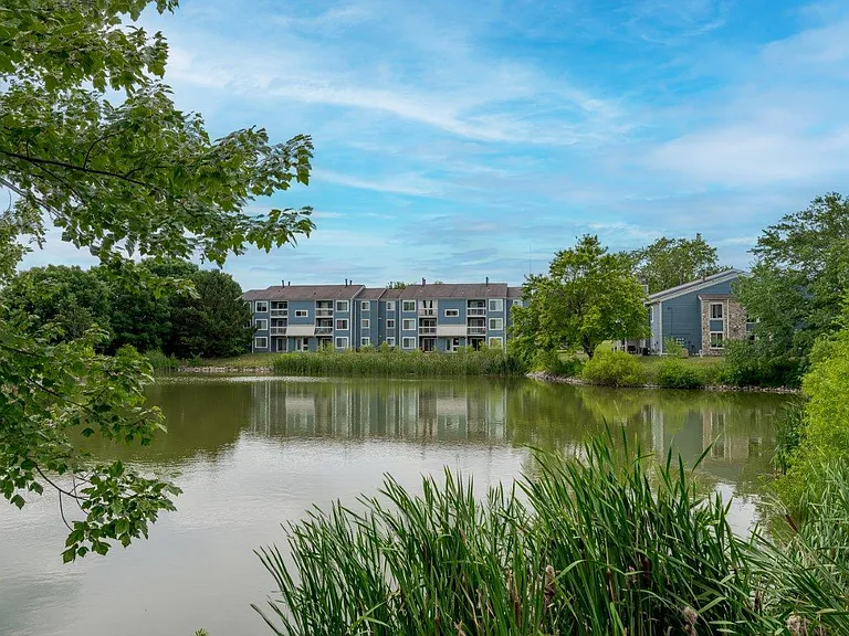 Lakeshore Reserve Off 86th Apartments and Townhomes — Photo 23