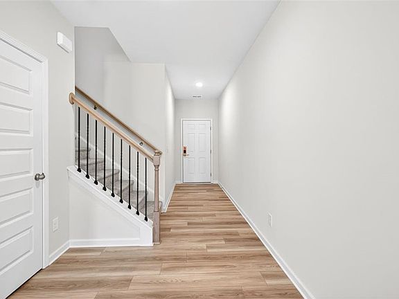 3rd image of 22 Jacobs Farm Ln