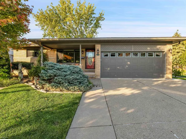 22499 Daniels St, Saint Clair Shores, MI 48081