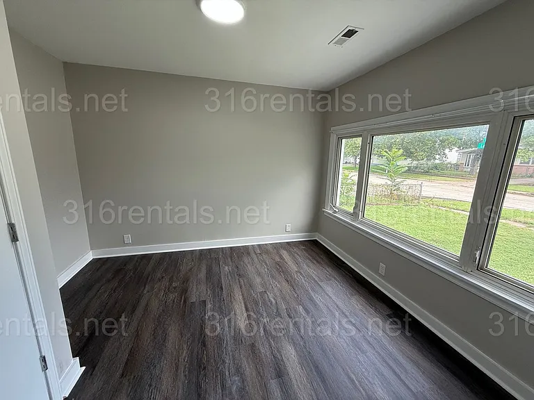 2301 S Laura Ave — Photo 3