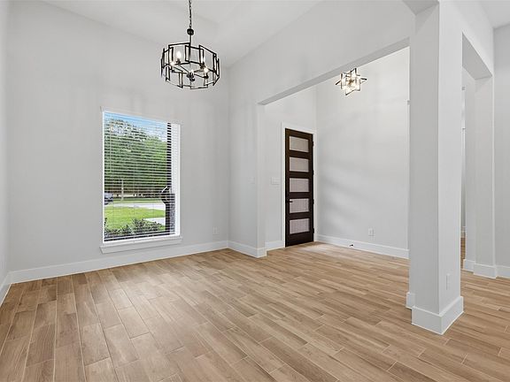 4th image of 2638 Fountain View St