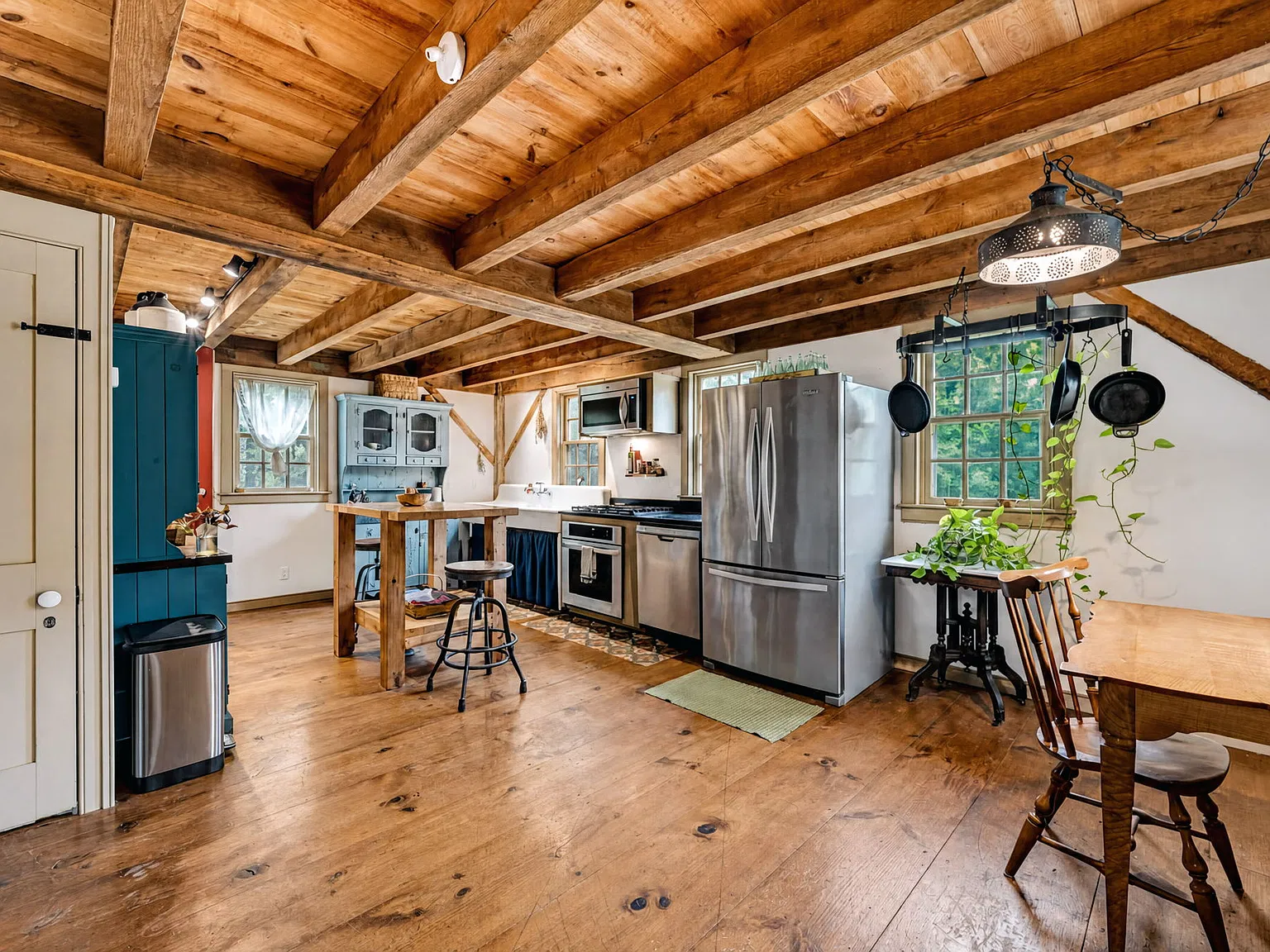 3 bed, 2560 sqft, $3,500 — Photo 4