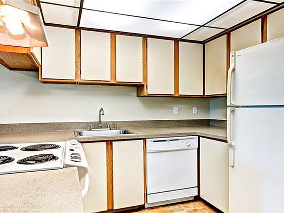 Milton Apartments - Autumn Village Apartments - Kitchen