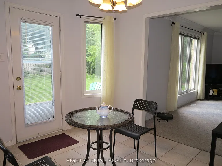 35 Moraine Cres — Photo 10